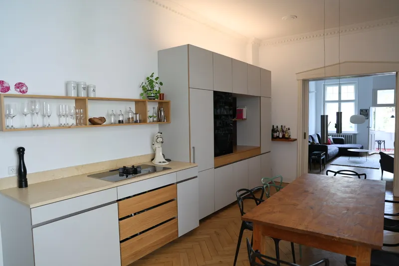 Möblierte stilvolle Altbauwohnung mit Garten und Balkon in ruhiger und zentraler Lage — photo 1